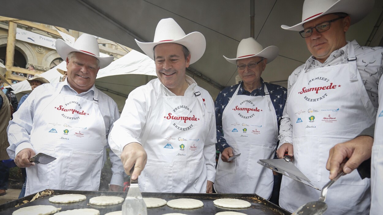 Des hommes politiques cuisinent un déjeuner lors d'un stampede.