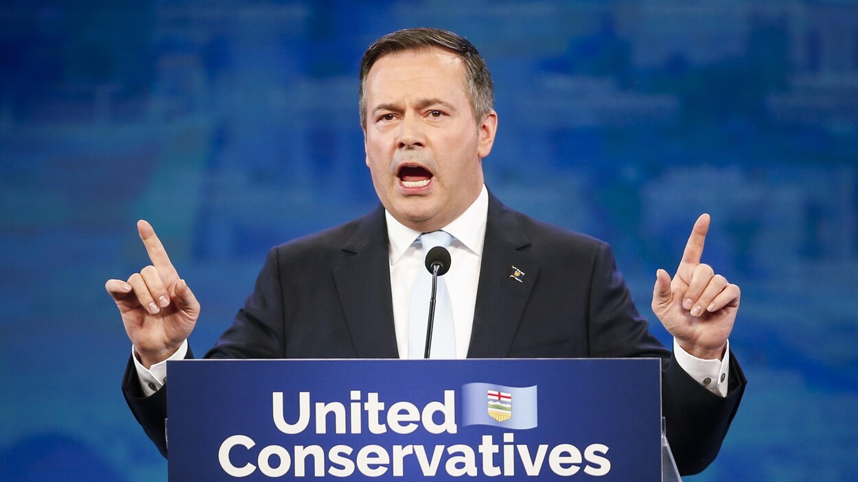 Le chef du Parti conservateur uni Jason Kenney à la tribune le soir de sa victoire aux élections du 16 avril 2019.