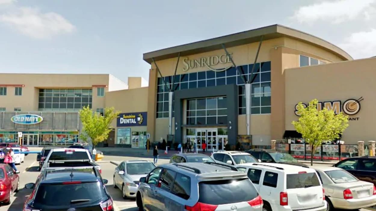 Le stationnement et l'entrée du centre commercial.