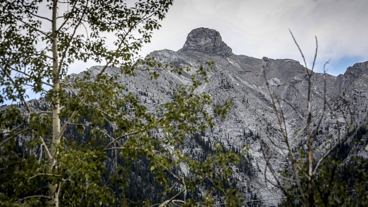 La Première Nation Stoney Nakoda rebaptise un sommet des Rocheuses au