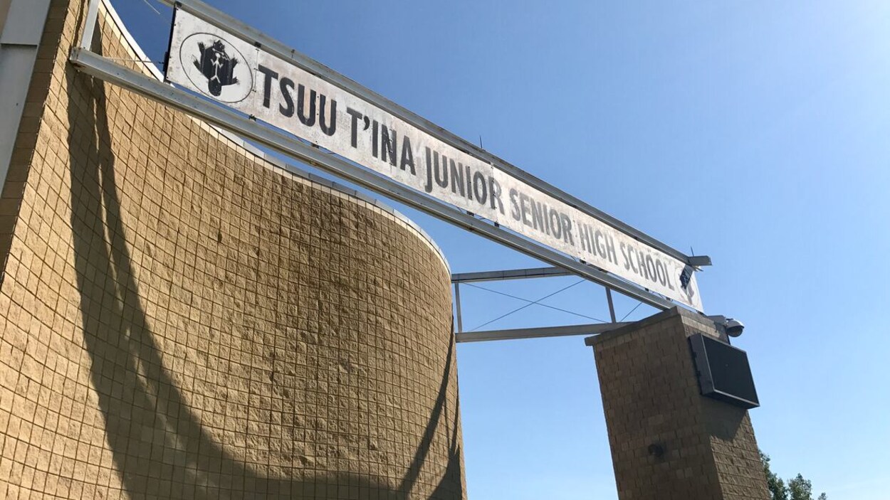 Façade de l'école secondaire de la Première Nation de Tsuut'ina.
