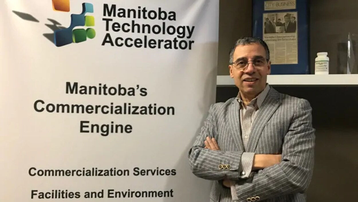 Ab Freig devant une pancarte de la Manitoba Technology Accelerator.