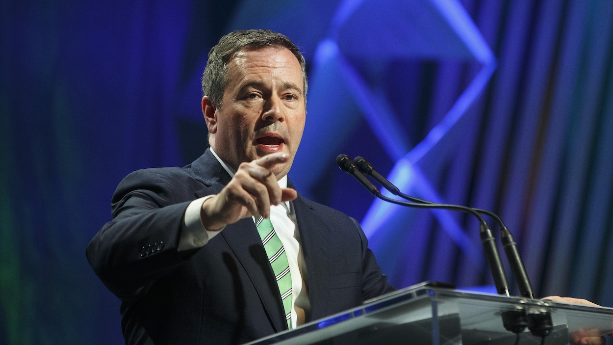 Jason Kenney, seul sur une scène, derrière un lutrin, s'adresse aux délégués à la conférence annuelle des municipalités rurales de l'Alberta, le vendredi 15 novembre 2019.