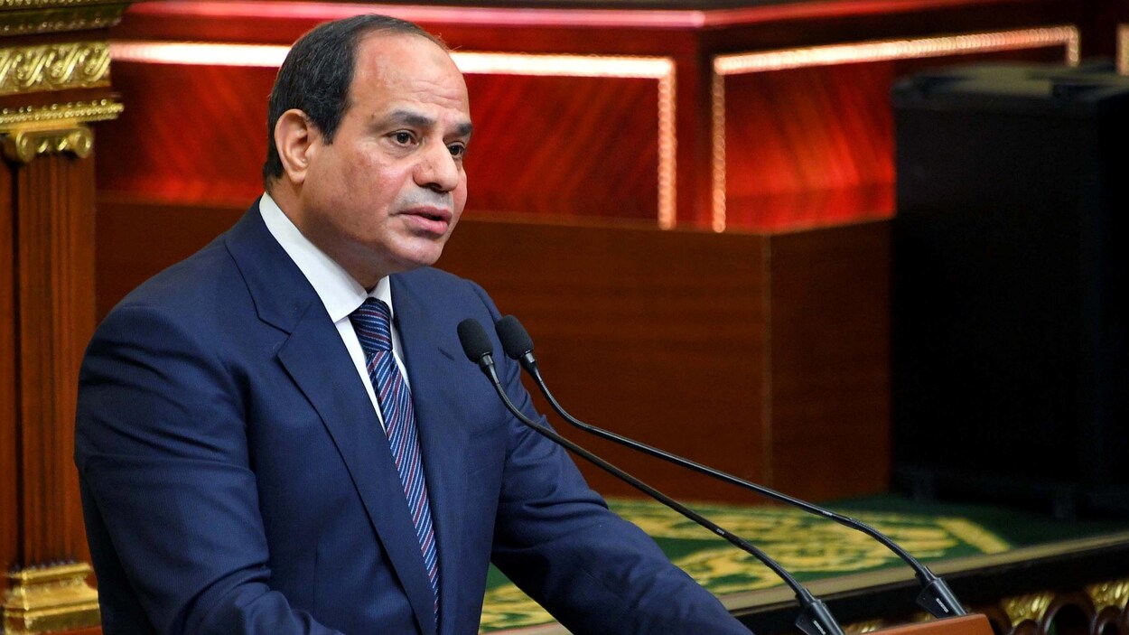 Abdel Fattah Al-Sissi devant un micro