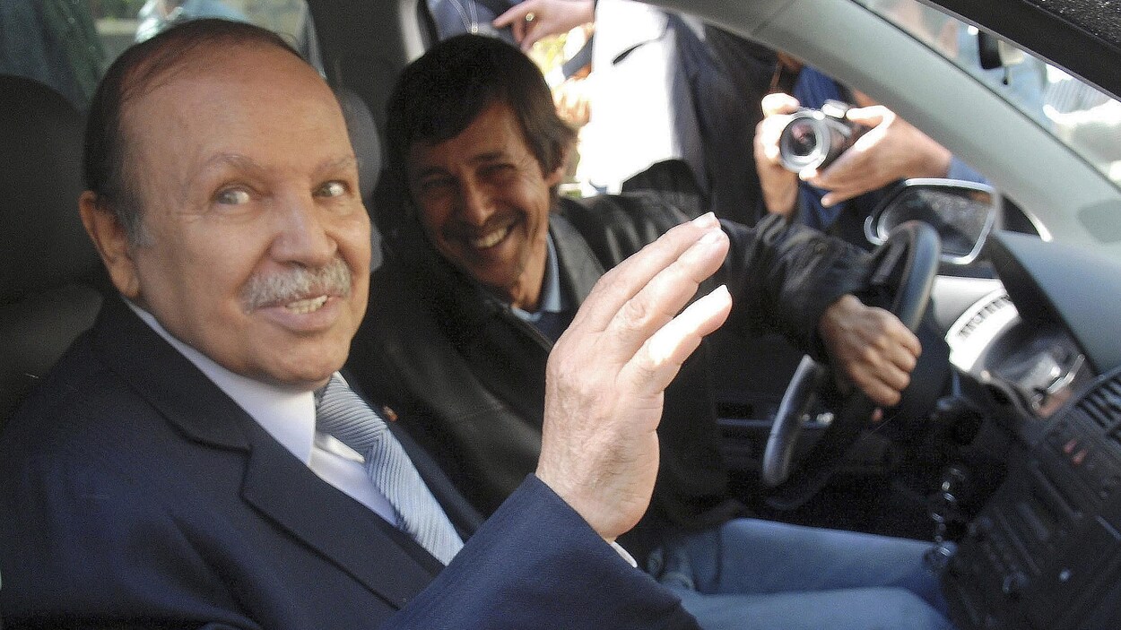 Le président algérien Abdelaziz Bouteflia, à gauche, et son frère Saïd en avril 2009, arrivant en voiture à Alger, le jour après l'élection présidentielle algérienne.