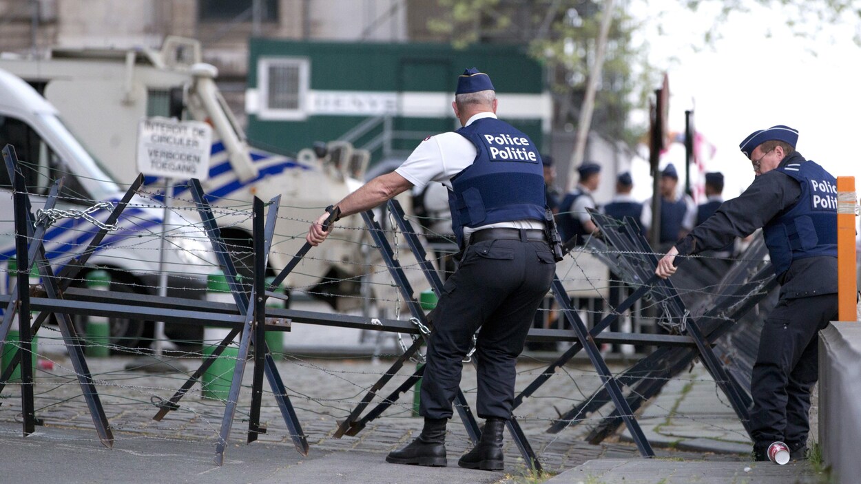 Des policiers placent des barricades devant le palais de juste de Bruxelles. Des policiers placent des barricades devant le palais de juste de Bruxelles.