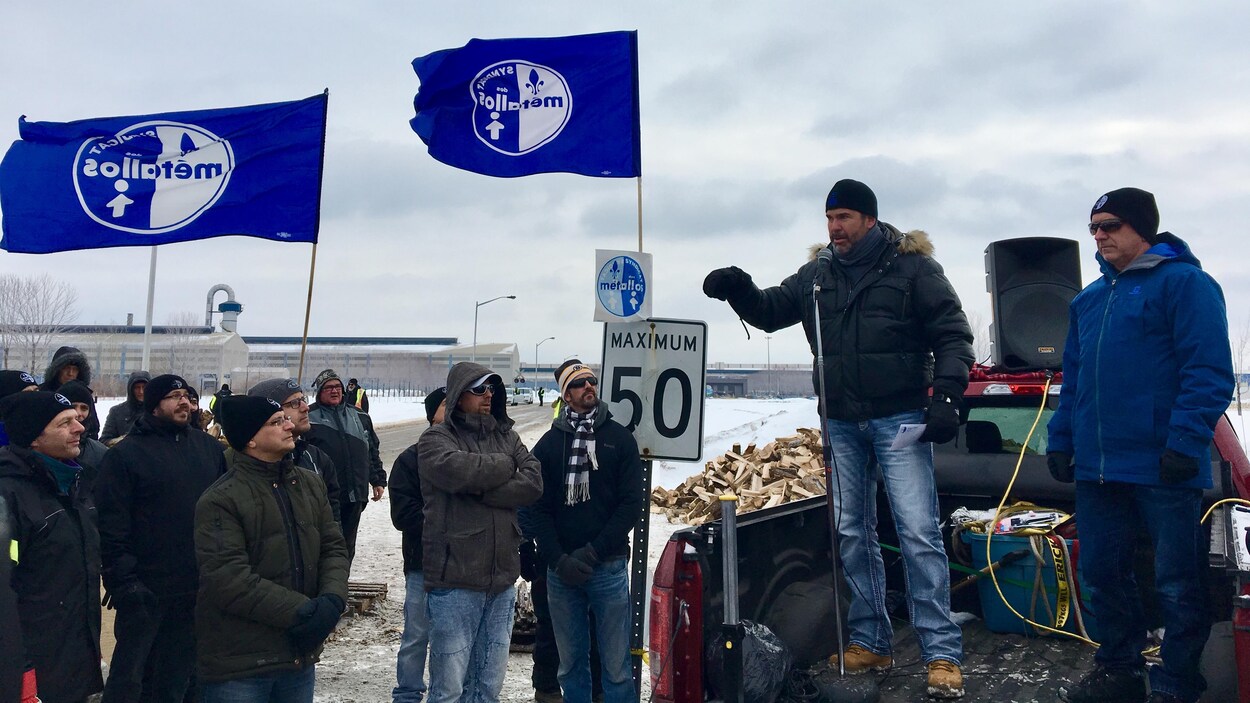 Gens dans un camion, avec des syndiqués qui écoutent Gens dans un camion, avec des syndiqués qui écoutent