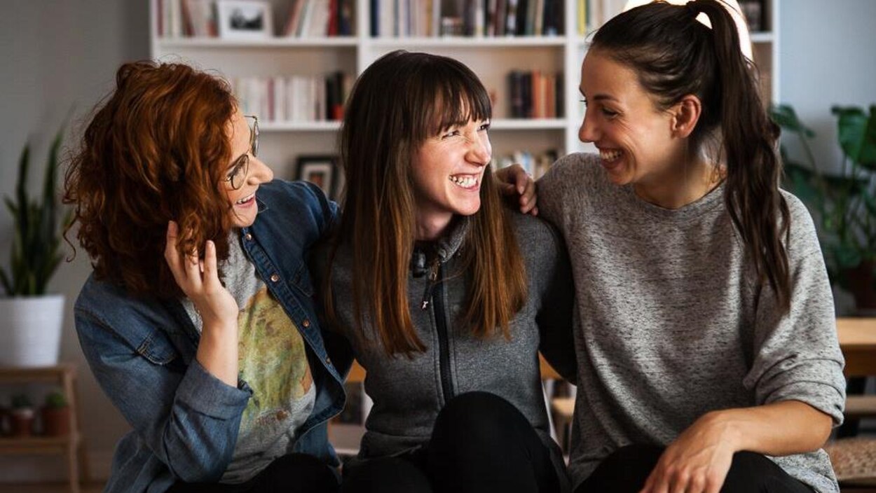 L'auteure Stéphanie Bourgault-Dallaire accompagnée de deux comédiennes qui joueront dans la série web. L'auteure Stéphanie Bourgault-Dallaire accompagnée de deux comédiennes qui joueront dans la série web.