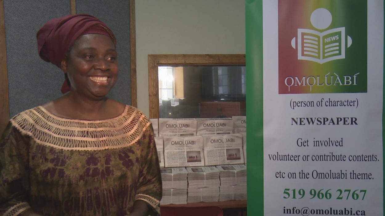 Mme Afolabi pose devant la caméra.