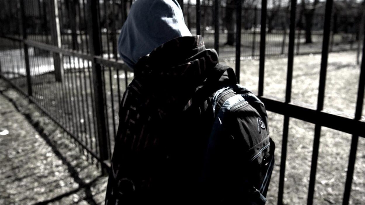 Un adolescent avec une capuche vu de dos. Un adolescent avec une capuche vu de dos.