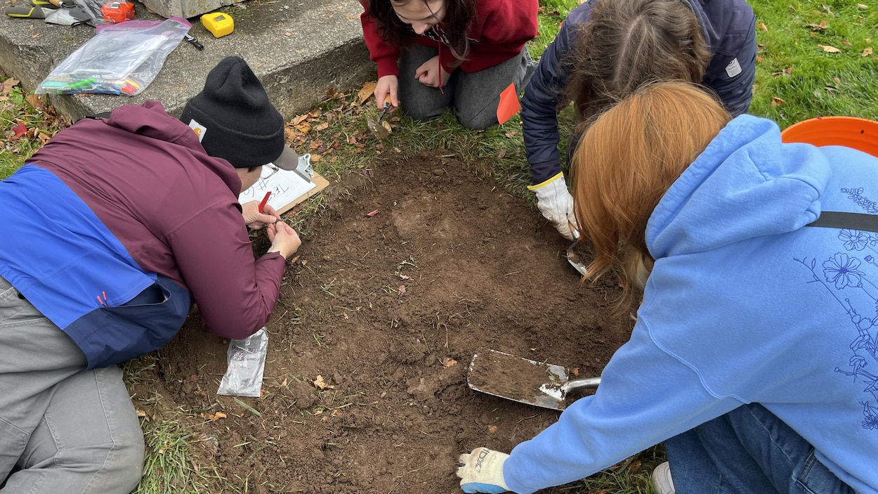 Des étudiants de l’Université Acadia fouillent le campus afin d’explorer son histoire