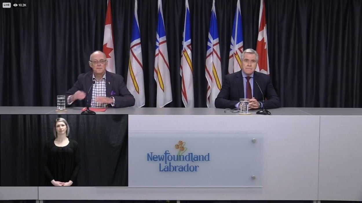 Le premier ministre de Terre-Neuve-et-Labrador Dwight Ball est aux côtés du ministre de la Santé John Haggie.