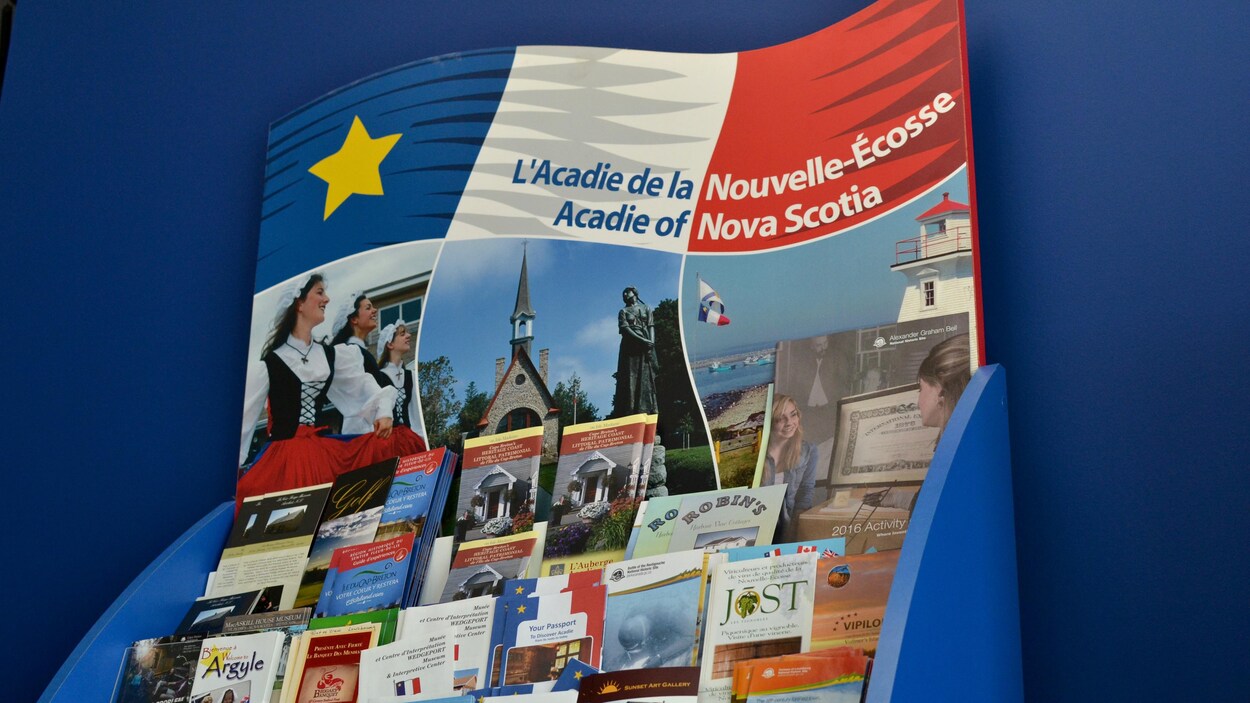 Un kiosque de feuillets d'information touristique qui met en valeur des attractions acadiennes.