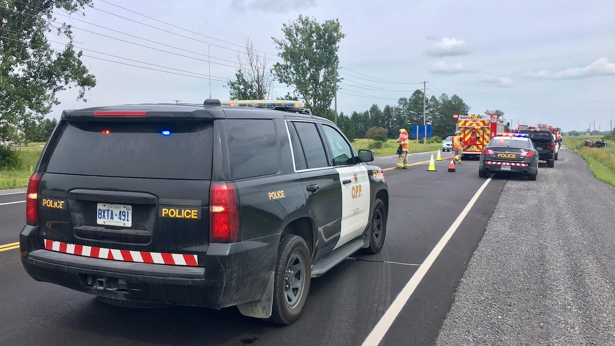 Des voitures de la Police provinciale de l'Ontario et un camion de pompiers sur les lieux d'un accident.
