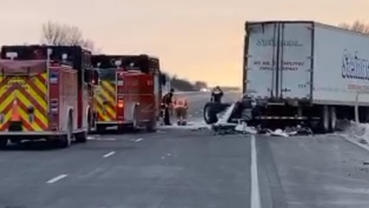 Deux camions accidentés et deux camions de pompier sur les lieux de l'accident.