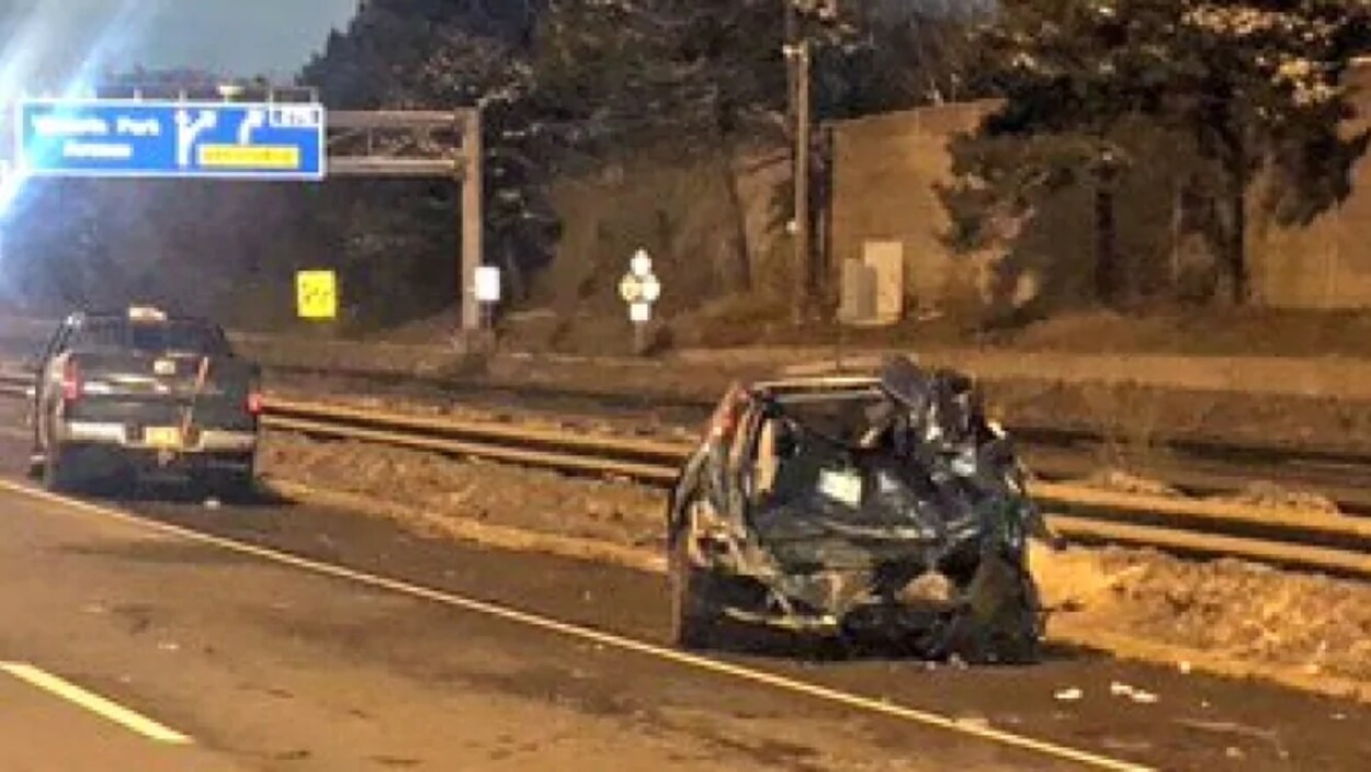 Une voiture accidentée sur le bord de l'autoroute