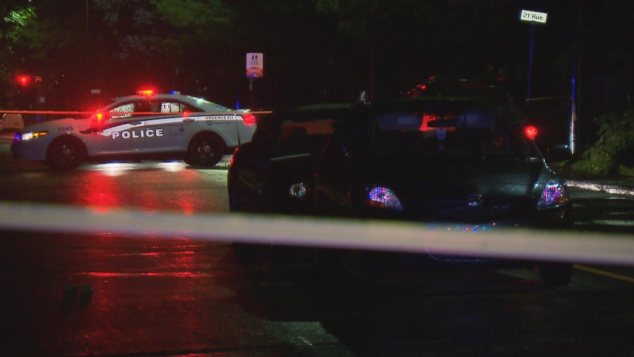 Une voiture de police et deux voitures accidentées dans un périmètre de sécurité.