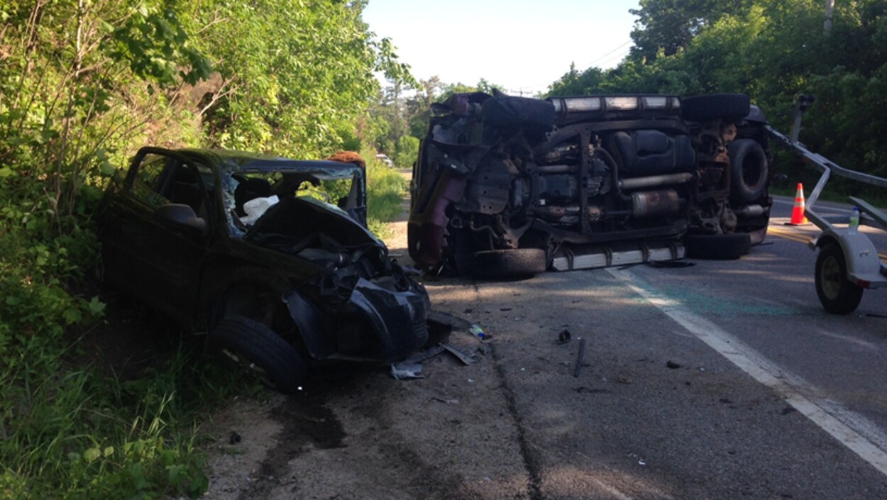 Deux véhicules fortement accidentés, près de l'intersection de la route 309 et du chemin Théoret, à L'Ange-Gardien.