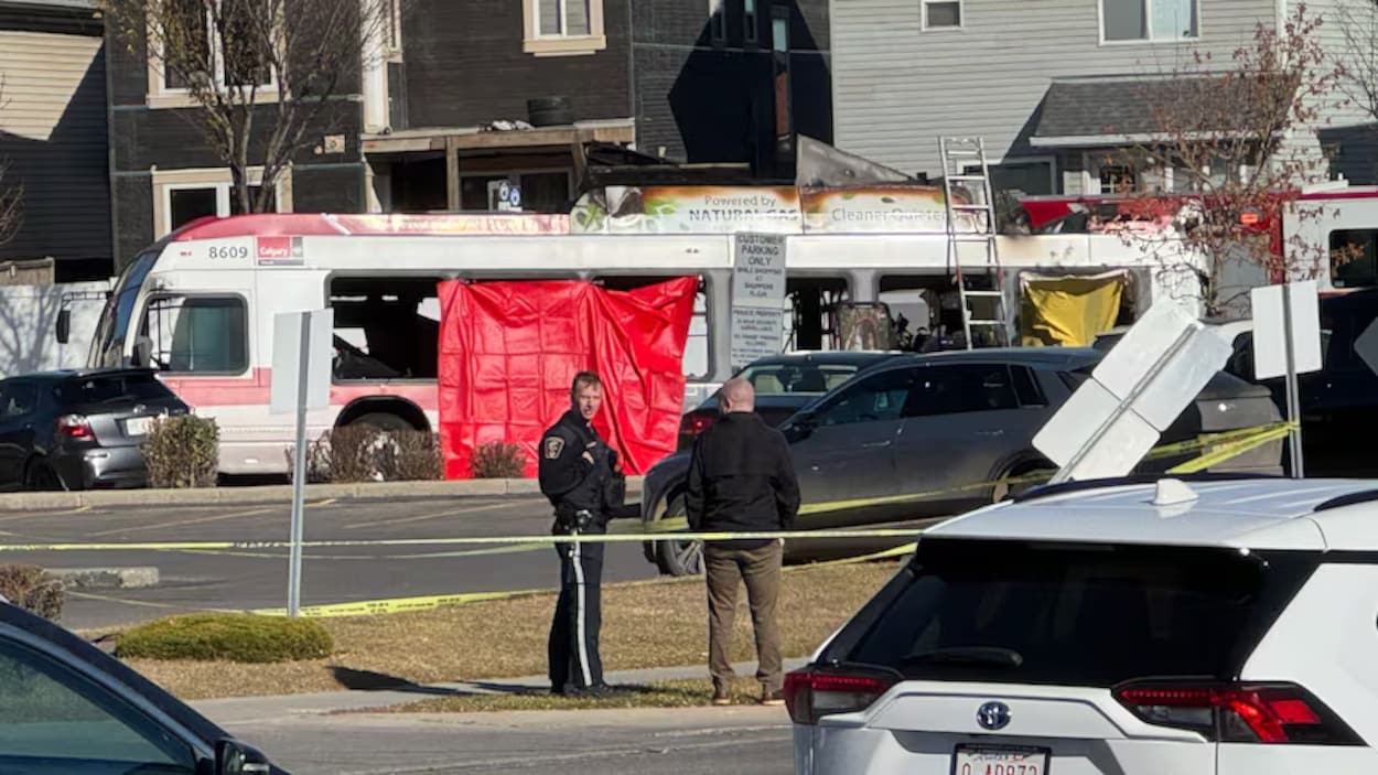 Une enquête indépendante réclamée sur l’explosion mortelle d’un autobus à Calgary