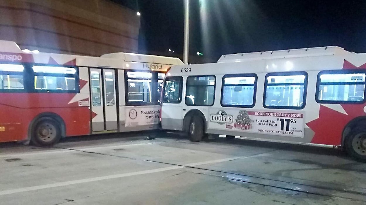 Deux autobus se sont emboutis.