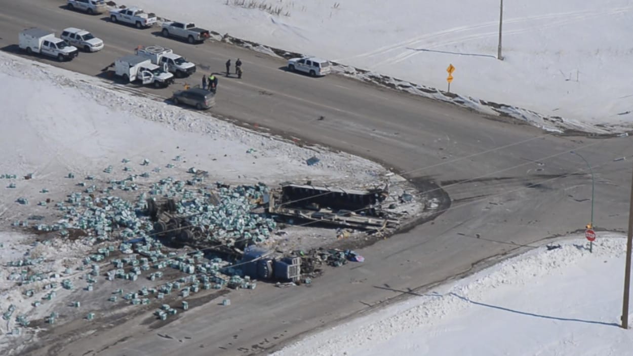 Vue aérienne de la collision entre un semi-remorque et l'autocar de l'équipe de hockey junior des Broncos de Humboldt.. Vue aérienne de la collision entre un semi-remorque et l'autocar de l'équipe de hockey junior des Broncos de Humboldt..