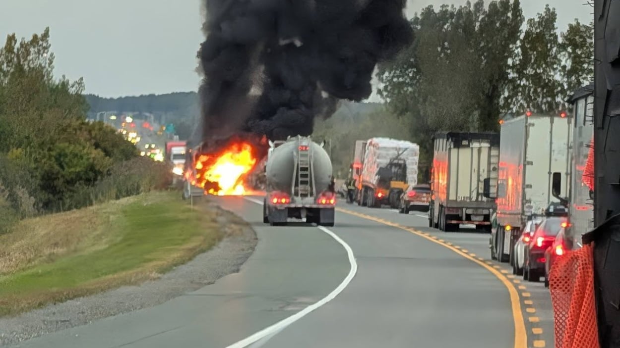 Une collision frontale force la fermeture de l’autoroute 55