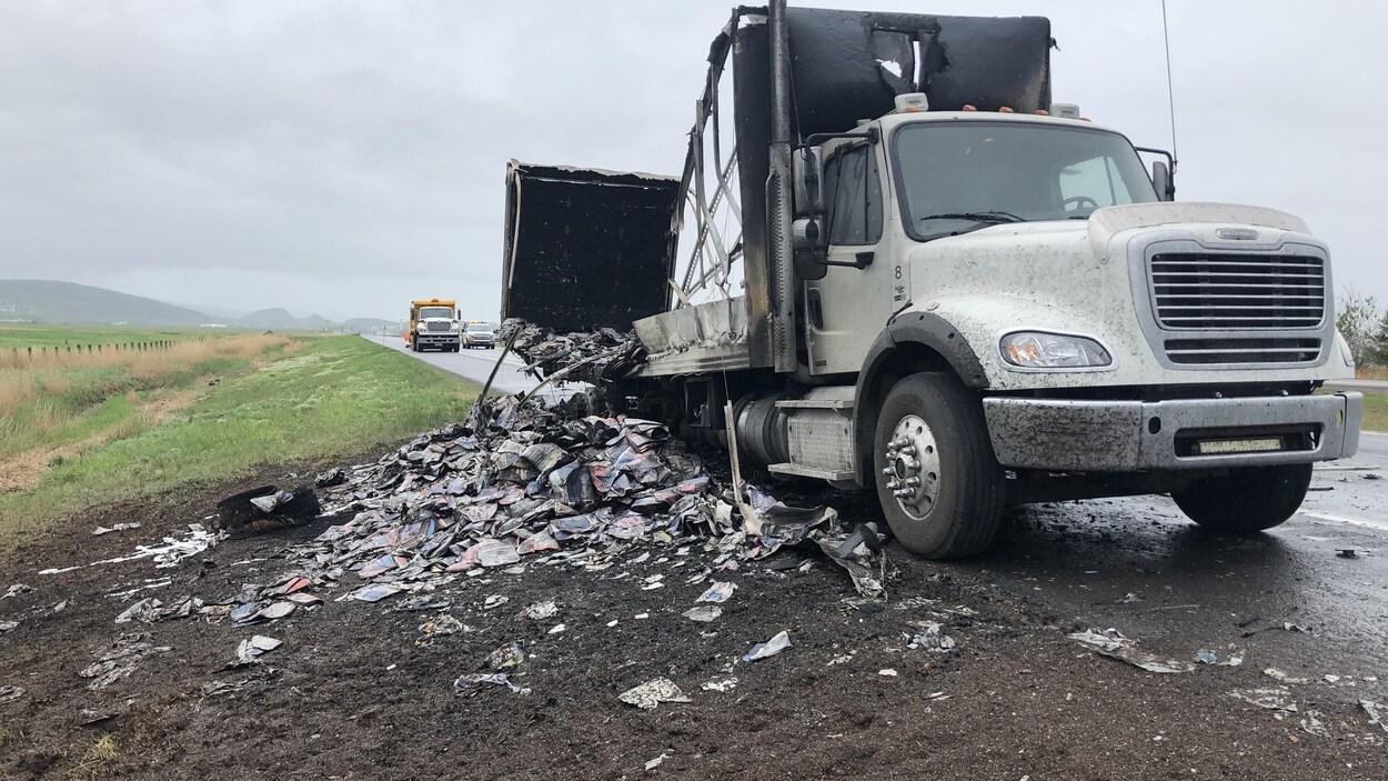 Le camion et les débris sur la route.