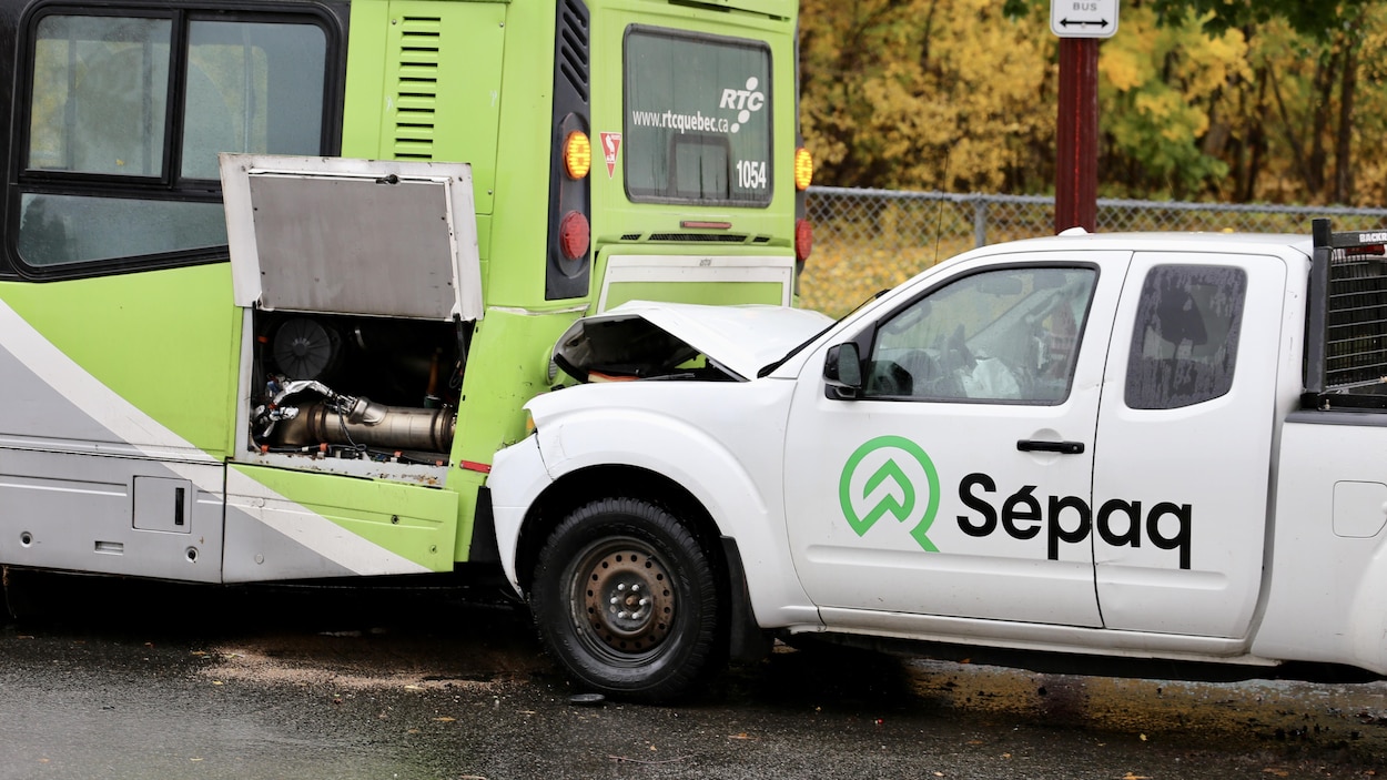 L'arrière d'un bus du RTC et une camionnette de la Sépaq qui lui rentre dedans.