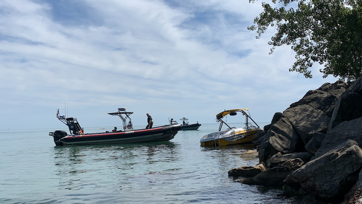 Des bateaux de la police sur les lieux d'un accident au bord du lac Ontario.