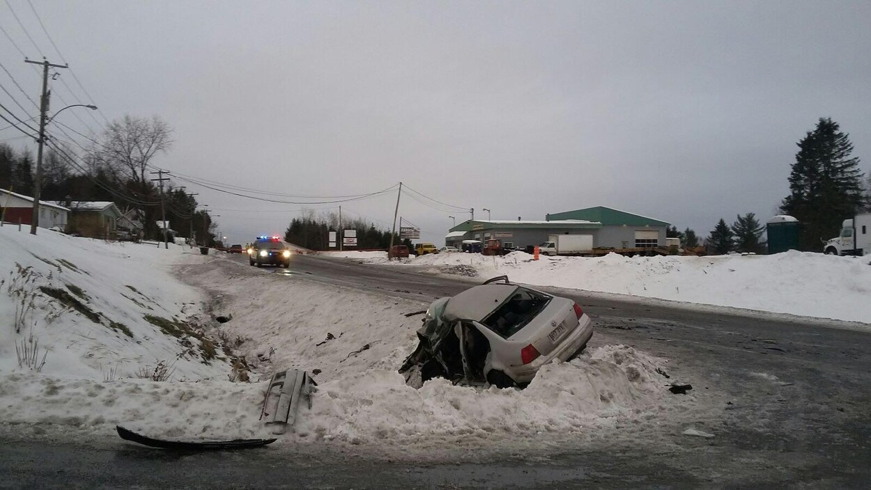 La chaussée glissante pourrait être en cause dans l'accident.