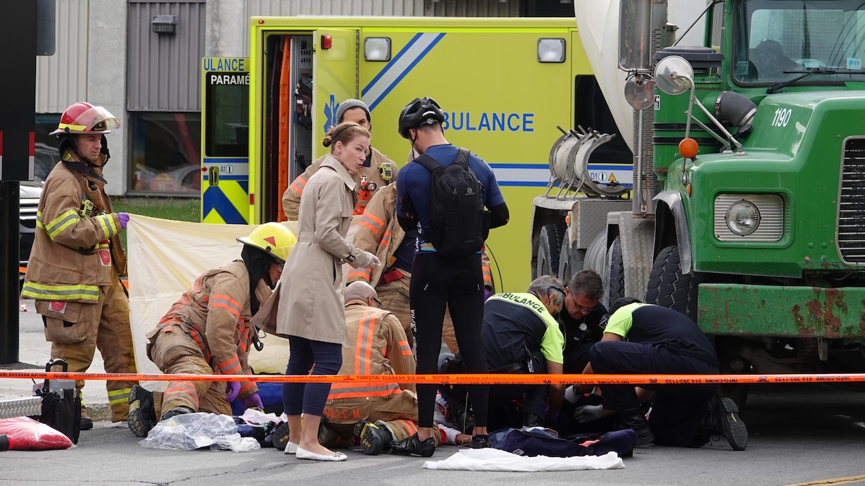Des ambulanciers et pompiers interviennent auprès de la victime. Des ambulanciers et pompiers interviennent auprès de la victime.
