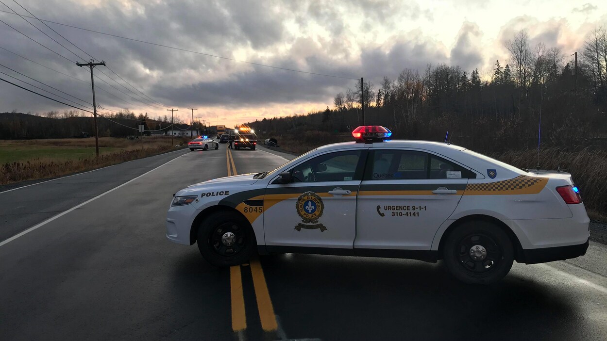Une autopatrouille de la SQ bloque la route en raison d'un accident.