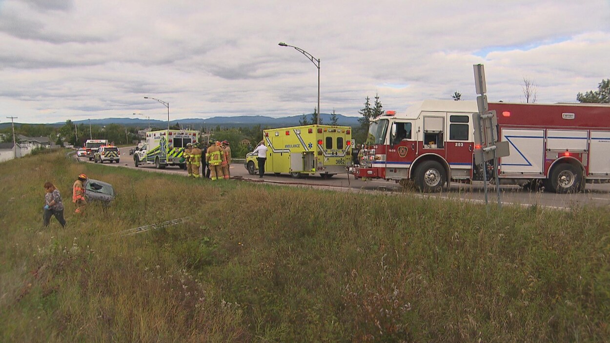 Des véhicules d'urgence sur le lieu de l'accident.