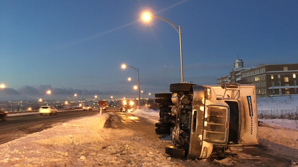 Le poids lourd s'est renversé sur l'autoroute Félix-Leclerc, à Beauport, tôt mercredi matin.