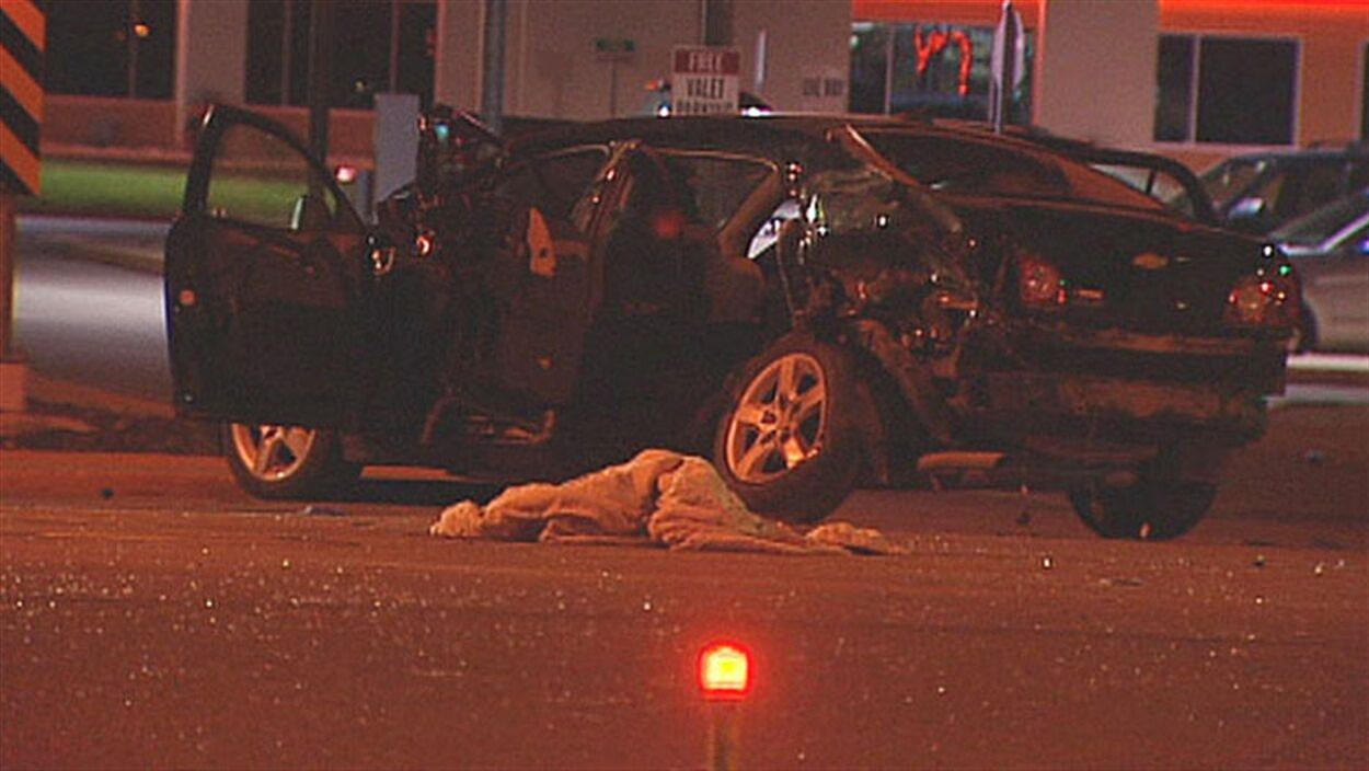 Une voiture victime d'une importante collision.