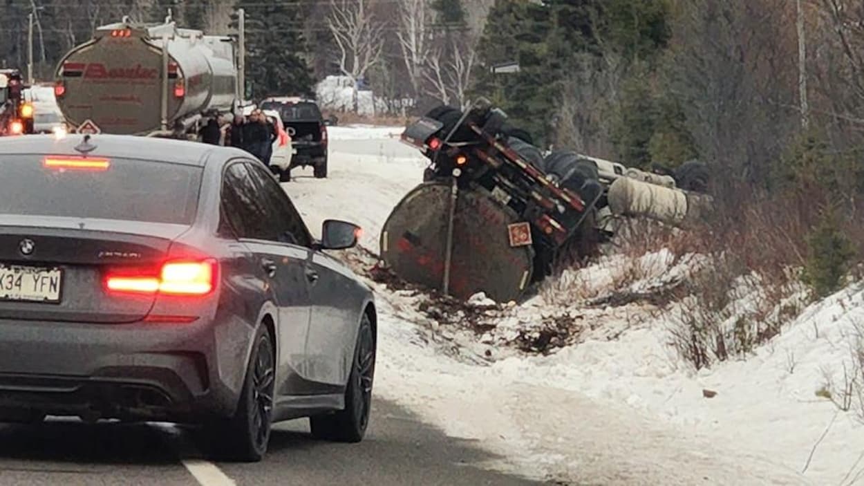 Un conducteur de camionciterne gravement blessé sur la route 138 aux