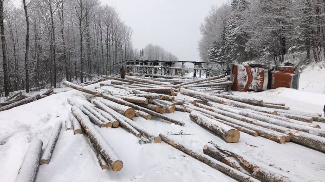 Un camion se renverse près de SainteRoseduNord RadioCanada.ca
