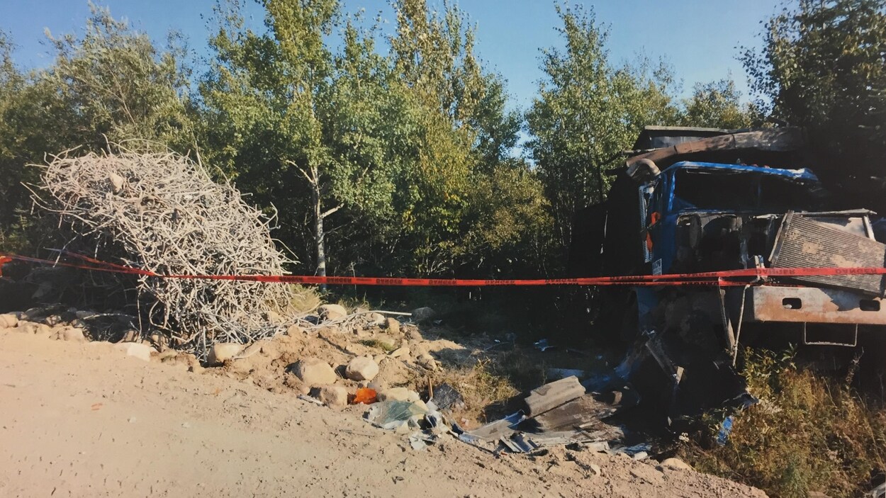 Le camion accidenté sur le site du chantier.