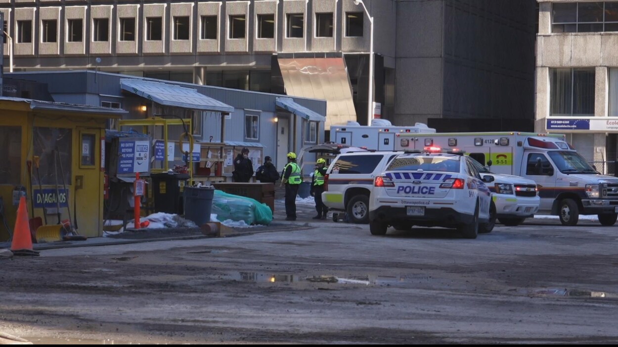 Un travailleur a été blessé sur le chantier de construction du train léger au coin des rues Queen et Kent, à Ottawa. Un travailleur a été blessé sur le chantier de construction du train léger au coin des rues Queen et Kent, à Ottawa.
