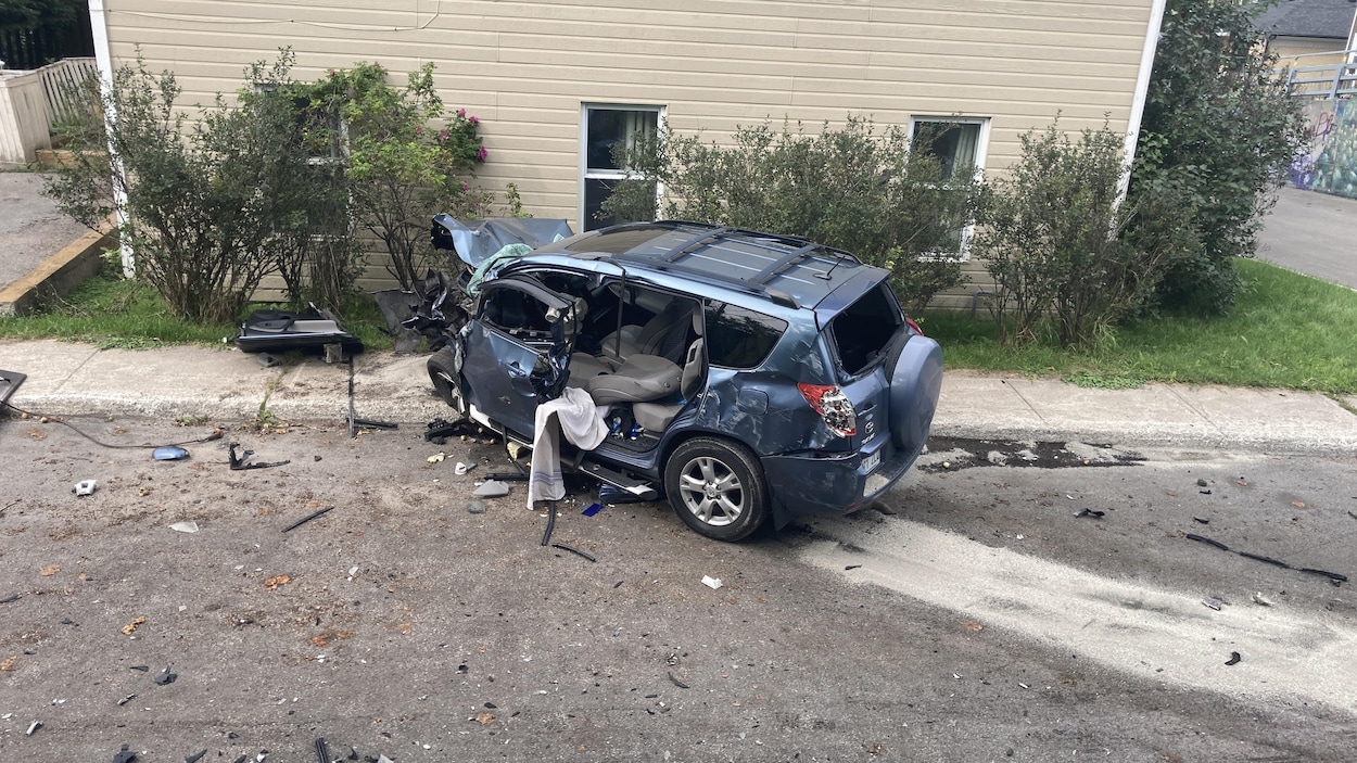 Une voiture percute un mur de béton à Chicoutimi