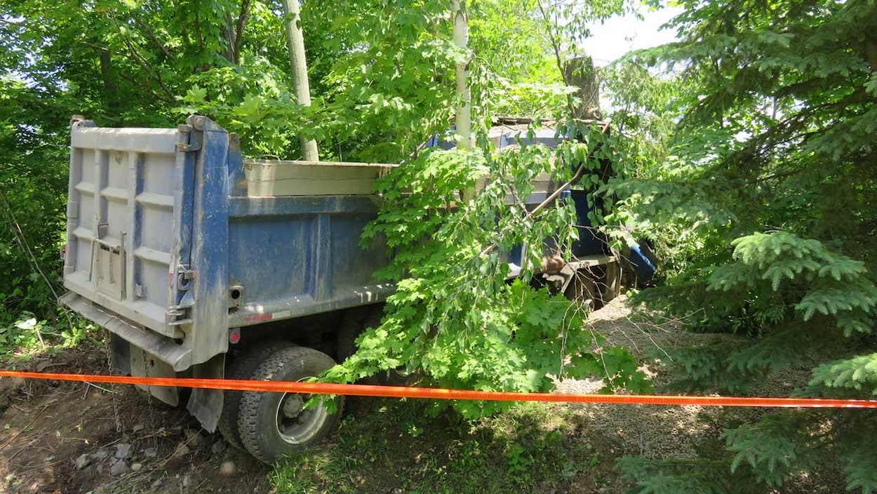 Le travailleur était à bord de ce camion lorsque le drame s'est produit. Le travailleur était à bord de ce camion lorsque le drame s'est produit.