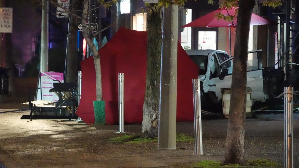 Un automobiliste dans un état critique après avoir percuté une terrasse à Montréal