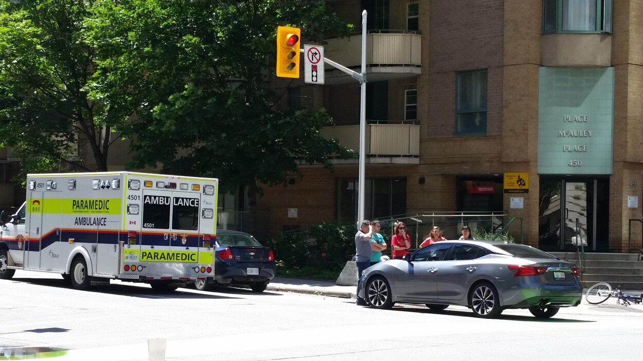Le vélo est au sol et l'ambulance est sur place. Le vélo est au sol et l'ambulance est sur place.