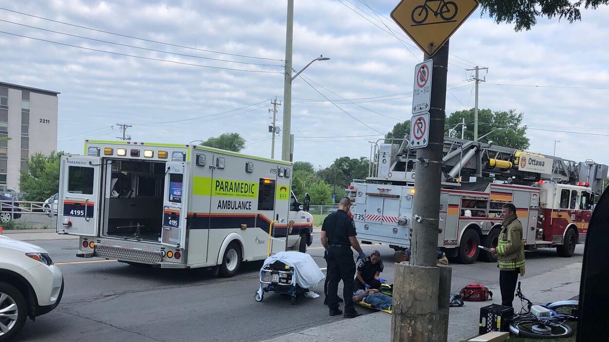 Les ambulanciers offrent les premiers soins au cycliste.