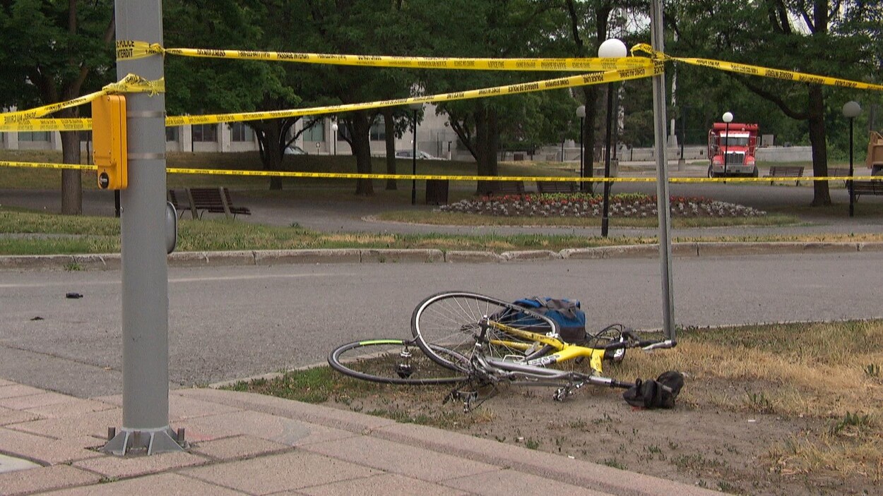 La bicyclette tordue repose au sol.