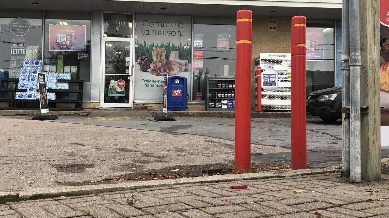 De la vitre cassée se retrouve au sol à l'endroit où la voiture du fêtard a heurté les poteaux.
