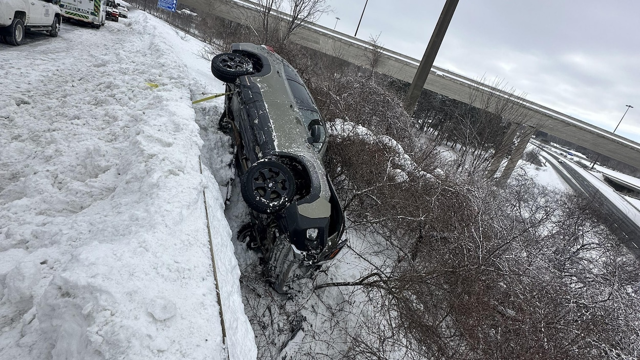Survol de garde-fous après la tempête : la neige et les erreurs des chauffeurs en cause