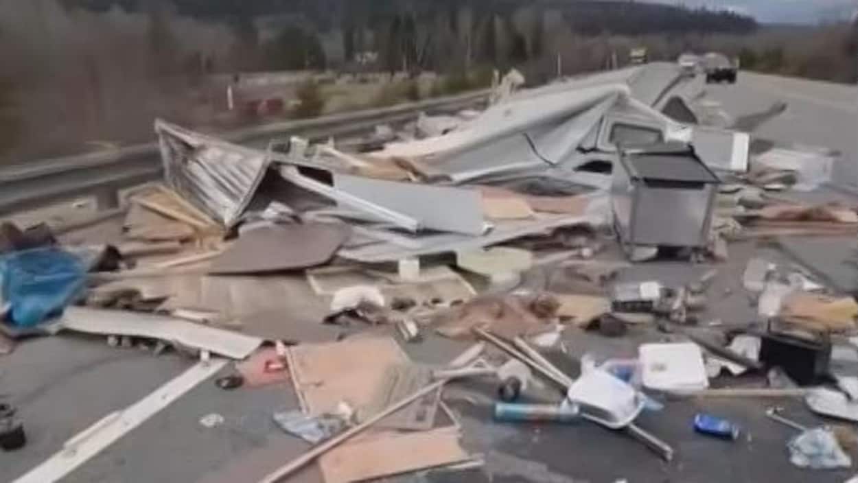 Une roulotte éventrée sur la route 155