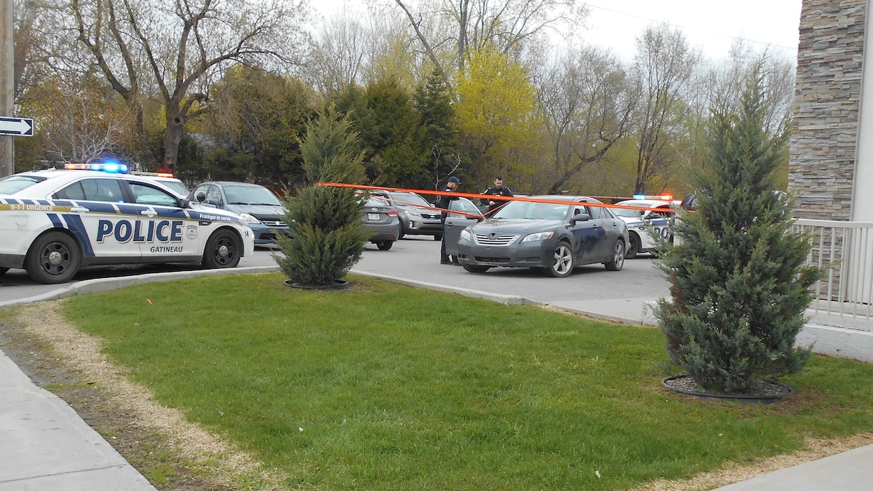 Des policiers inspectent la voiture qui aurait tenté de prendre la fuite à la suite de la transaction.