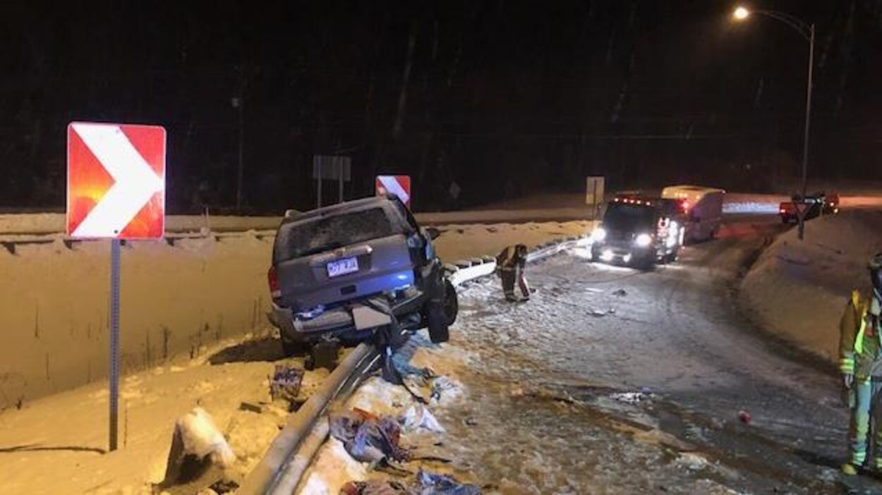 Un véhicule accidenté et des services d'urgence.